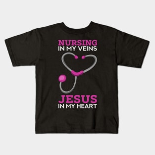 Nursing in my veins - Jesus in my heart - Cute Christian Nurse Gifts Kids T-Shirt